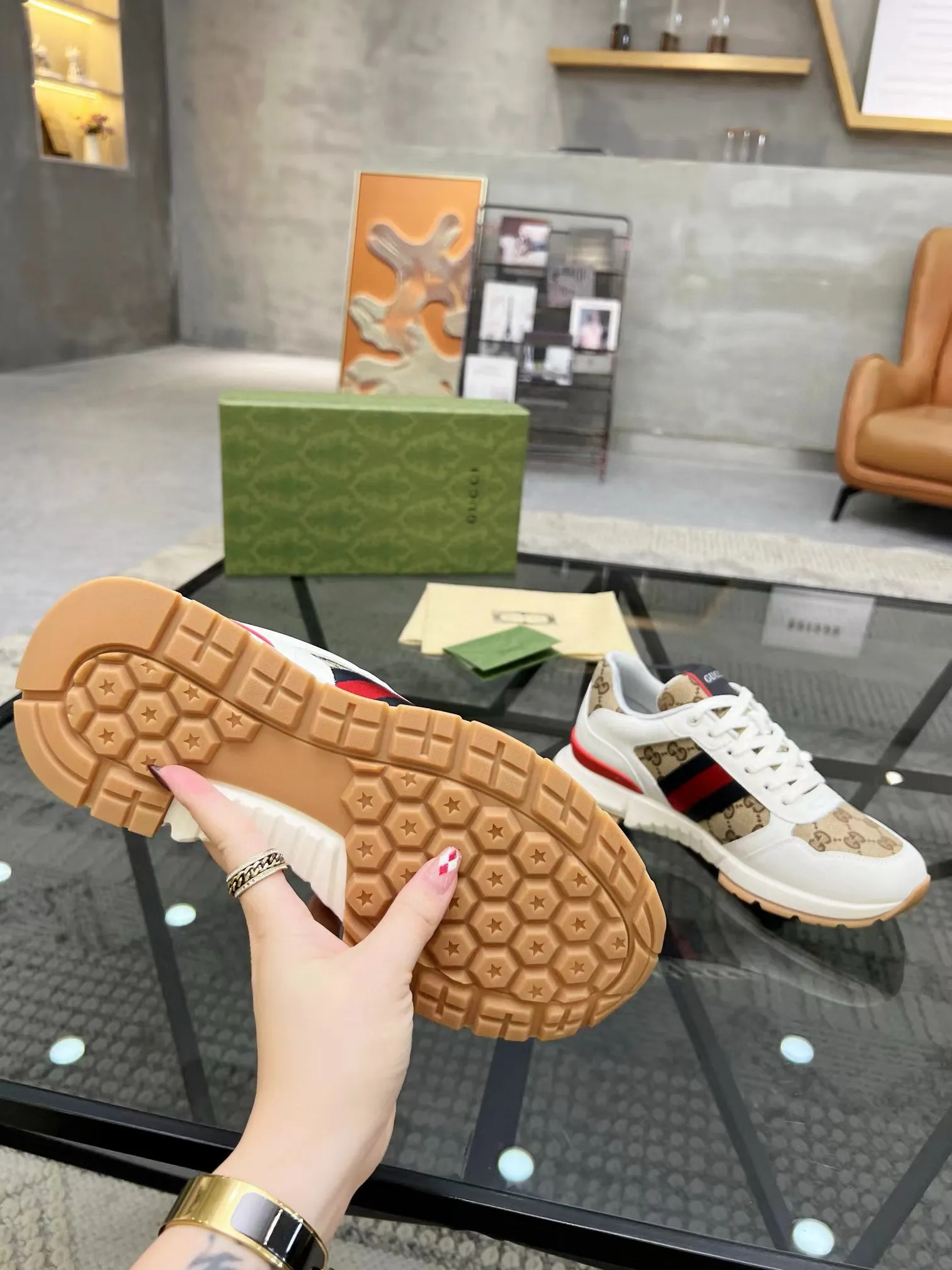 Factory price: 458💰New men's shoes GUCCI [Lightning] latest shoes shipped. Original quality, fashionable, made of special materials, sheepskin lining, brand new packaging. The foot feels super comfortable and the workmanship is impeccable. Size: 38-44, customized 45